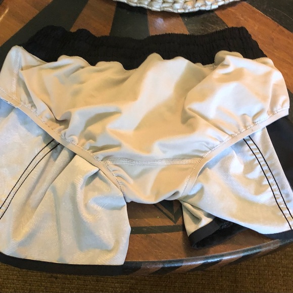Lululemon Black & white running shorts w/ lining. Size 4 EUC - Picture 4 of 6